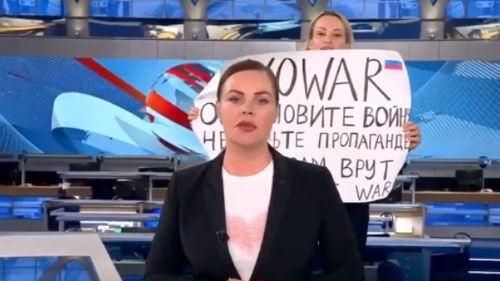 Une employée de la TV russe dénonce la guerre en plein journal (VIDEO)